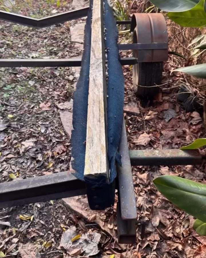 Tráiler viejo y oxidado entre hojas antes del trabajo